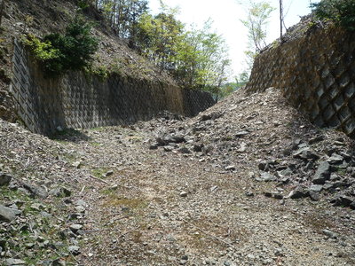 03土砂で埋まった林道(1).JPG (858.79 KiB) 閲覧された回数 7298 回 土砂で埋まった林道