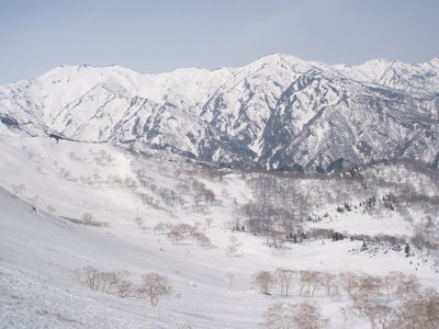 水平が取れてないので別山の方が低い？