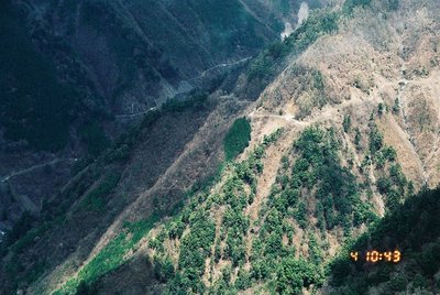 　黒沢山の山頂を過ぎた稜線から見た白倉山林道と中ノ尾根山の登山口