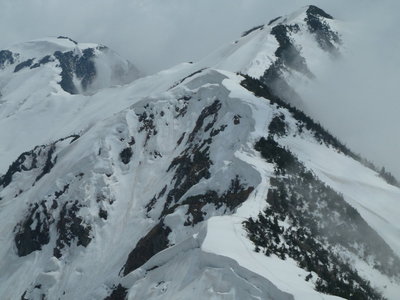 雪庇の残骸が続く