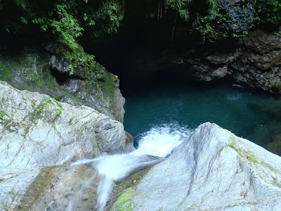 犬飛びゴルジュ上の滝