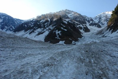 大崩落なくても暴れん坊、わかりにくいですが毛勝出合との雪壁の高さが数メートルあります。