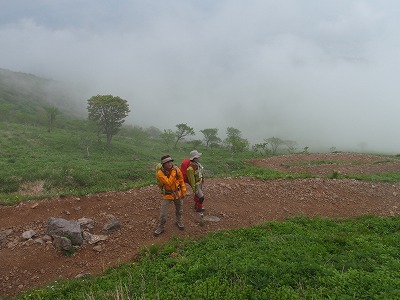 小雨とガスの中を山頂へ