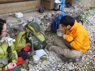 ランチはお店の庇を借りて