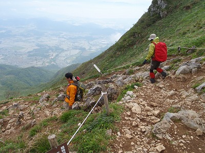 スリップに注意しながら下山