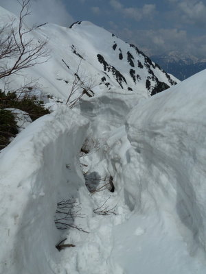 雪割れの中にルートあり