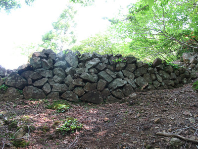 国位鉱山の高台の石積み
