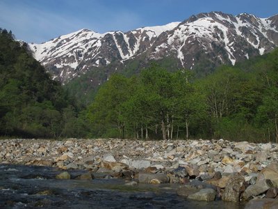 IMG_2063-s.JPG (172.83 KiB) 閲覧された回数 7939 回 湯谷から望む別山周辺の山々(別山は見えない)