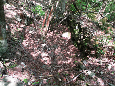 高昌鉱山最上部の四角の窯跡