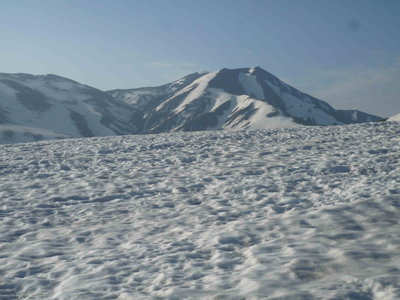 雪渓から見た四塚山