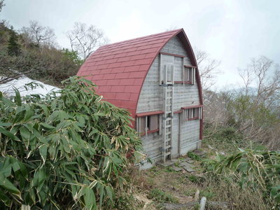 03奥長倉避難小屋(1).JPG (714.25 KiB) 閲覧された回数 5113 回 奥長倉避難小屋