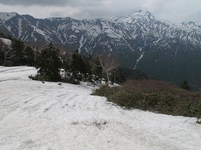 ２日の反対側から見る御前峰