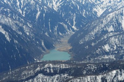 奥三方から見下ろす白水湖