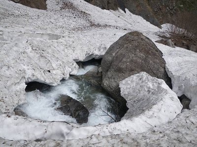 湯谷の雪渓に開いた穴