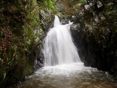 ネジレ滝その2…上の深い淵を足感を頼りに渡った