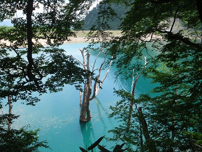 エメラルドグリーンの白水湖