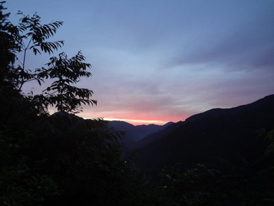 DSC00610.JPG (68.65 KiB) 閲覧された回数 3774 回 最初の登り 東の空が白みかけて・・・。