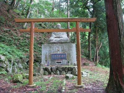 koretaka.JPG (221.15 KiB) 閲覧された回数 4980 回 親王座像 ただならぬパワーを感じる