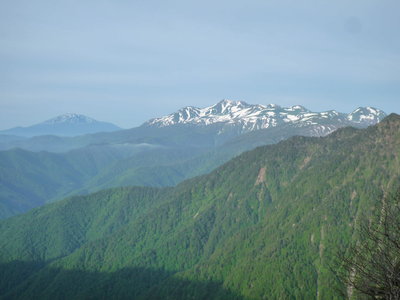 05乗鞍岳(右)と御嶽(左)(1).JPG (531.35 KiB) 閲覧された回数 6049 回 乗鞍岳(右)と御嶽(左)