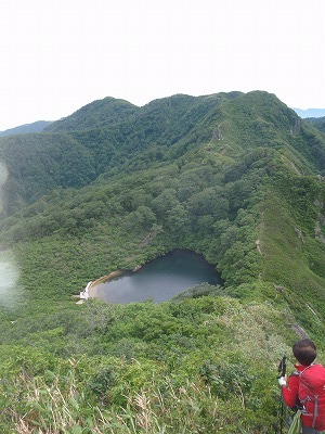 夜叉ヶ池と三周ヶ岳（左奥）