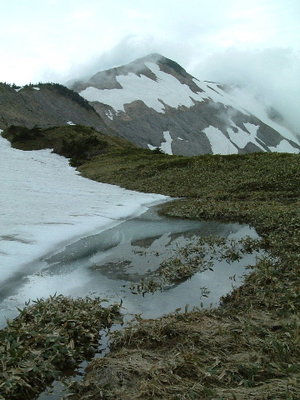 残雪の逆さ別山（08年6月）