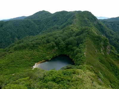 P1050045.JPG (248.65 KiB) 閲覧された回数 14005 回 夜叉丸手前から三周ヶ岳と夜叉ヶ池を眺望する