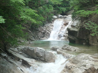 04滝 中央突破(1).JPG (666.62 KiB) 閲覧された回数 10420 回 滝 正面突破