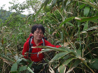 ヤブを分けるkitaさん