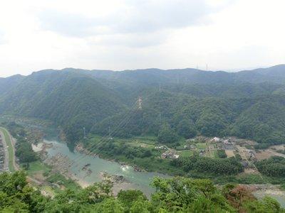 鳩吹山方面.jpg (192.11 KiB) 閲覧された回数 3774 回 猿啄城展望台から通風山さんレポの鳩吹山方面(犬山市 木曾川対岸)