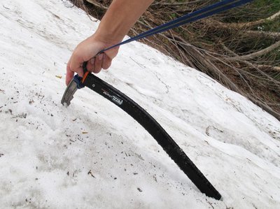 IMG_2981-s.JPG (115.56 KiB) 閲覧された回数 10878 回 石突きが入らない斜面では前へ倒せばピックが刺さり雪面をしっかりとらえる