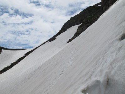 IMG_2926-s.JPG (87.72 KiB) 閲覧された回数 9057 回 御前峰東面は斜度がキツイ!