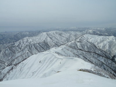 歩いてきた雪尾根