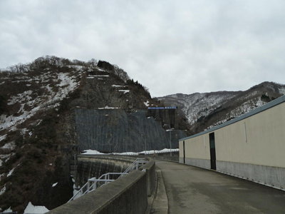 このガケの上が楽園尾根