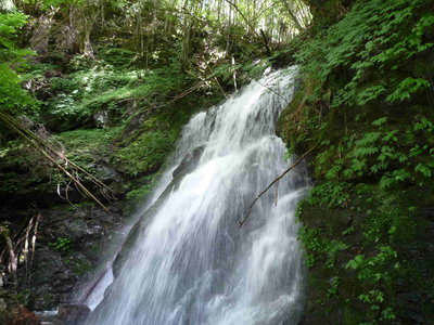 05木原谷右俣の2段15mの滝(1).JPG (581.6 KiB) 閲覧された回数 8047 回 木原谷右俣の2段15mの滝(下段)