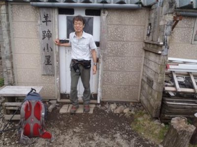 小屋の前で