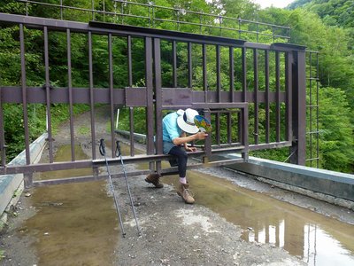 人がやっと通過できる入口です