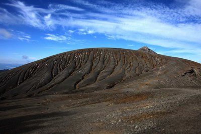 平ヶ岳は噴火による泥流の跡がくっきりと残っていて荒涼感が漂います