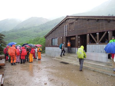 甚之助避難小屋.JPG (189.16 KiB) 閲覧された回数 4350 回 甚之助避難小屋(人で一杯)