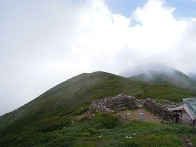 別山.JPG (164.43 KiB) 閲覧された回数 4350 回 白山はガスの中(別山より)