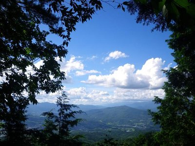 下山路からの中津川と高峰
