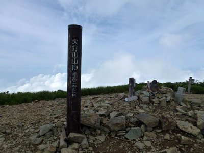 P1050862.JPG (165.71 KiB) 閲覧された回数 2790 回 火打山山頂は小さな広場になっている(三等三角点と石仏がある)