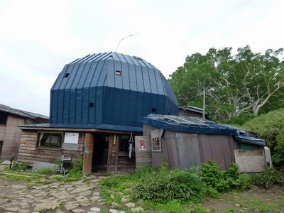 P1050966.JPG (229.68 KiB) 閲覧された回数 2996 回 八角形のドーム状の屋根を持つ黒沢池ヒュッテ