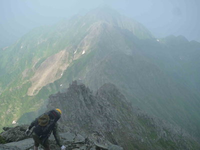 遠くにかすむ西穂高　ほんとにあんなとこまで行けるの？