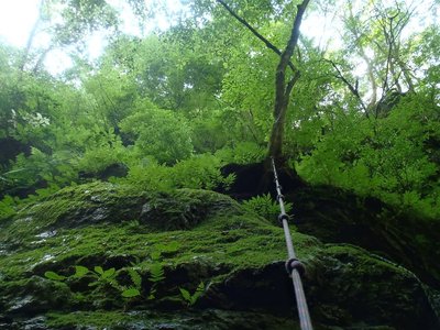 このロープを登るコトから奥の平谷の沢登りスタート