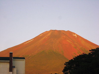 〇赤富士，Ｓ３７年だったかなあ？学生が大沢崩れで雪氷訓練中に滑落大量遭難した。<br />同じ日に登ってた緑ちゃんらは８合目まで、蒼氷の斜面を登り震えたよ。<br />勤労感謝の日だ、若いからできたんだよなあ。と見てた。<br />　昨日のコトですワン