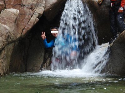滝裏に廻ってピース、少年つうさん
