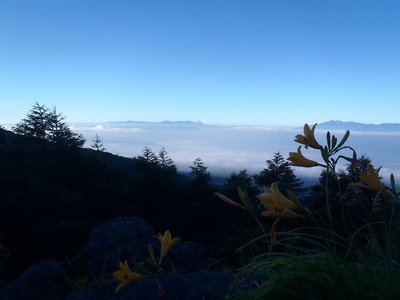 中央奥に富士山、右に八ヶ岳