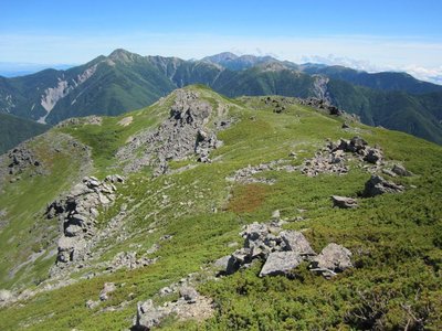 二重山陵を容れて広がる西小石尾根.jpg (157.59 KiB) 閲覧された回数 4811 回 二重山稜を容れて広がる西小石尾根