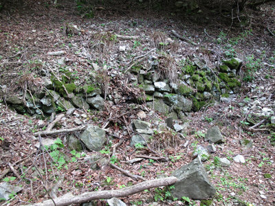 南東尾根の石積