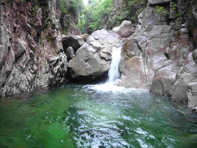 02.最初の2m滝 滝身を直登(1).JPG (576.77 KiB) 閲覧された回数 2251 回 最初の2m滝 滝身を直登